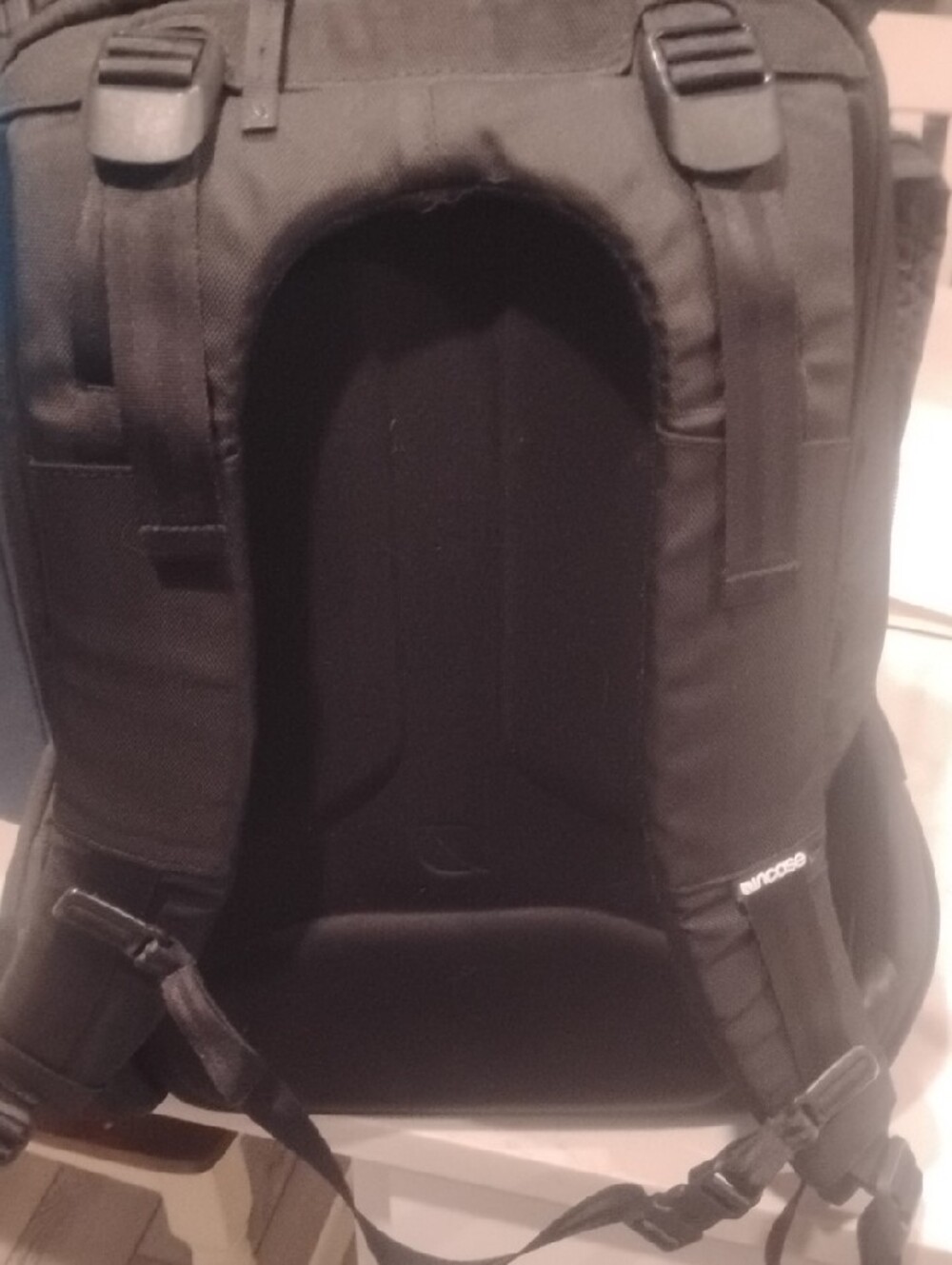 Incase Icon Lite Men's Tech Backpack - Picture 6 of 6